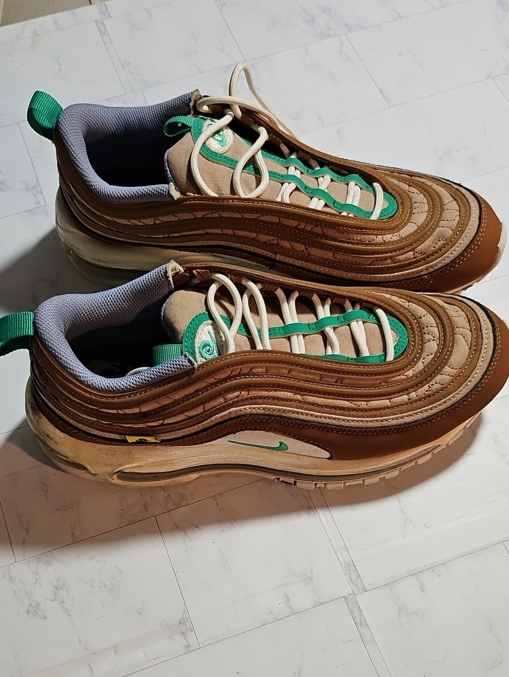Nike Brown and Green Layered Wave Running Sneakers